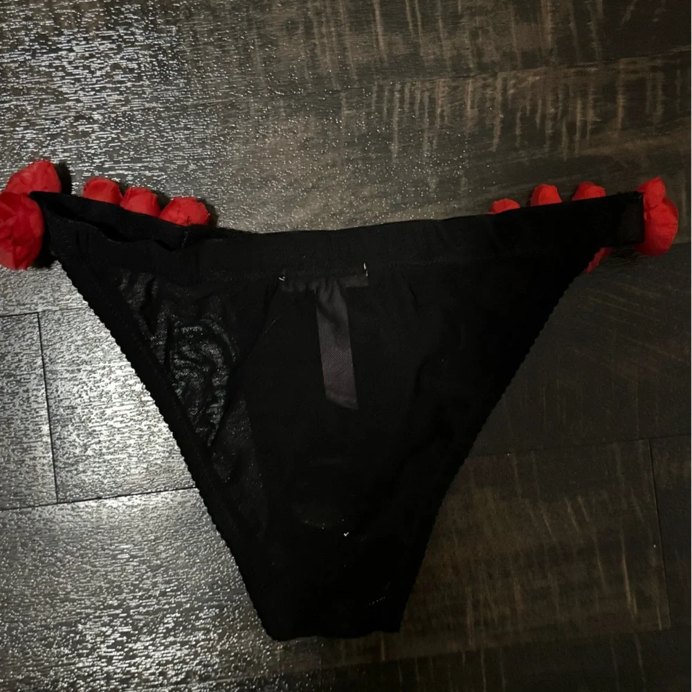 Black Rosette Lingerie Set - Picture 5 of 15